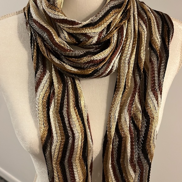 Luxurious neutrals wrap pashmina with fringe - Picture 4 of 5